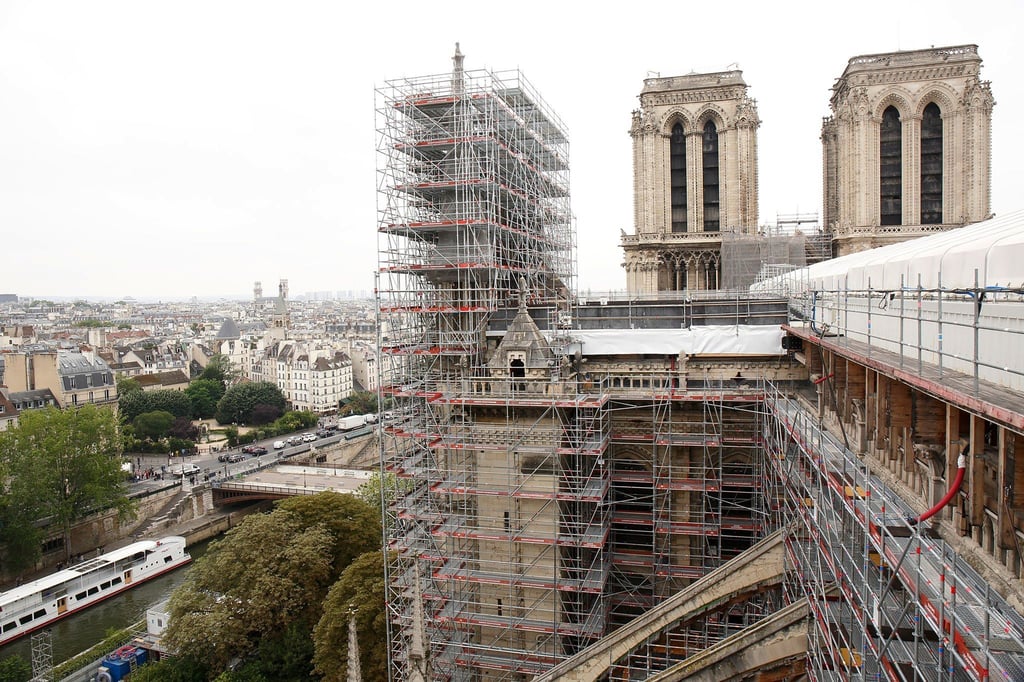 Nach dem verheerenden Brand: Die Querschiffe der Kathedrale Notre-Dame in Paris werden von zwei neuen Gerüsten überragt.