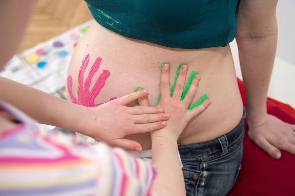 Wenn der Bauch von Mama anfängt zu wachsen, sollten Eltern ihren Nachwuchs einbeziehen und vom Geschwisterkind erzählen.