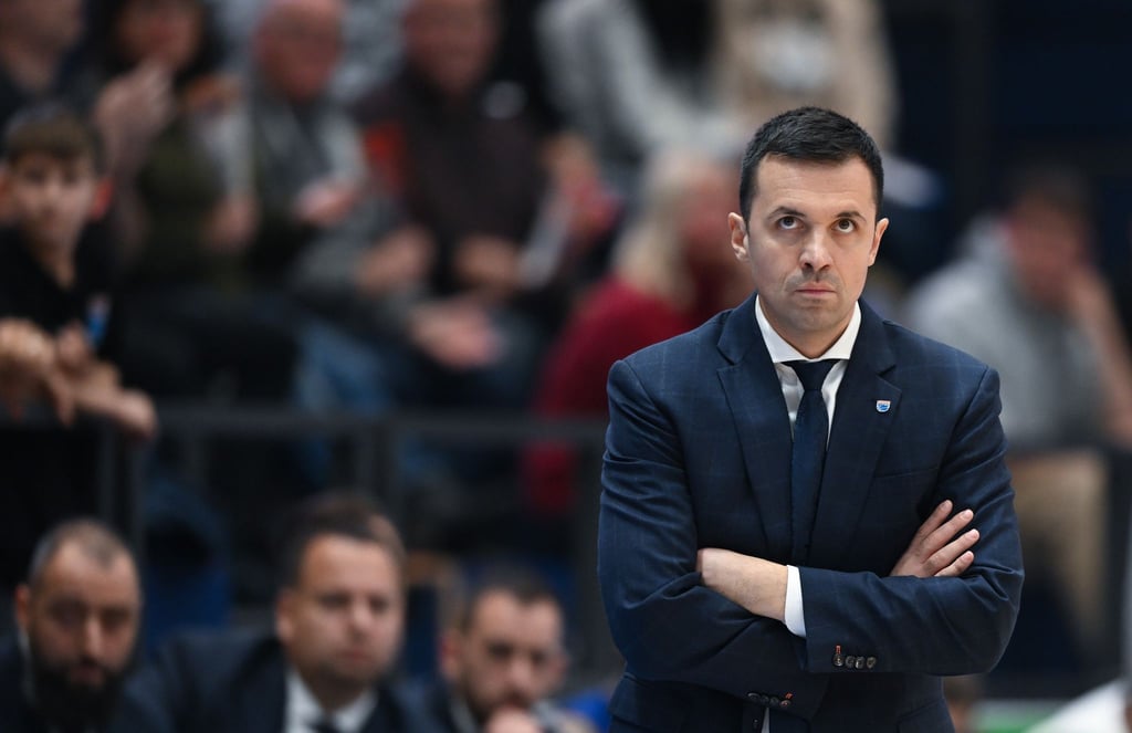 MBC-Trainer Igor Jovovic an der Seitenlinie.