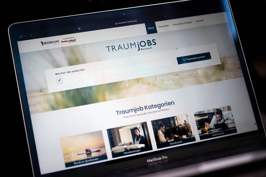 Die Internetseite „Traumjobs Borkum“ wird auf einem Laptop angezeigt.