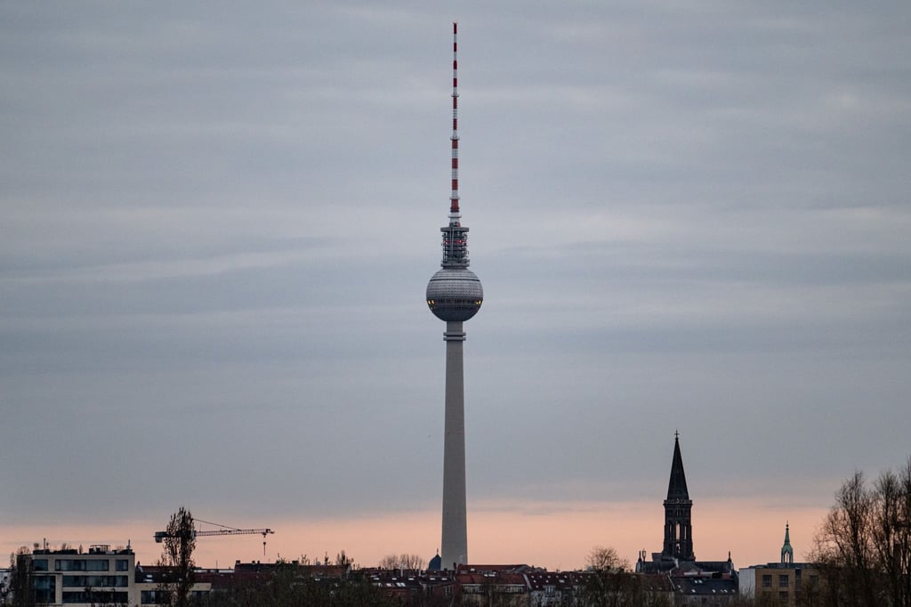 Graue Wolken hängen hinter dem Fernsehturm.