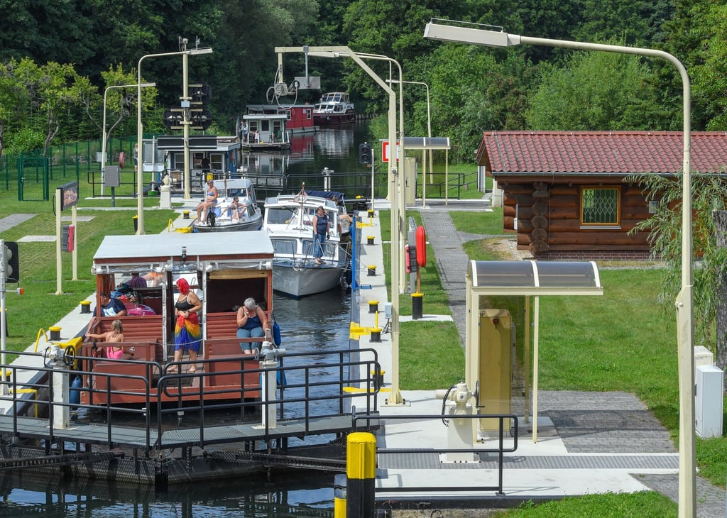 Mehrere Boote sind in der Schleuse Wendisch Rietz auf ihrem Weg vom Großen Storkower See in Richtung Scharmützelsee.