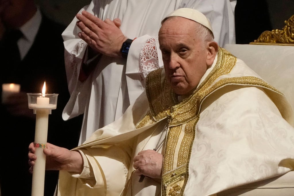 Gemeinsam mit rund 8000 Gläubigen feiert Papst Franziskus die Osternacht im Petersdom im Vatikan.