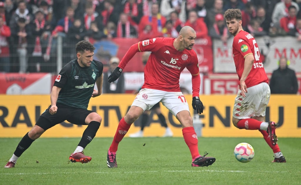 Der Mainzer Ludovic Ajorque schiesst den Treffer zum 1:0.