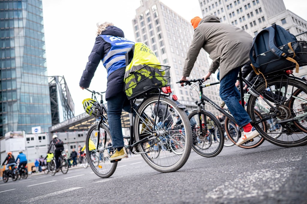 Radfahrer radeln bei der Fahrrad-Demonstration von Changing Cities und Allgemeiner Deutscher Fahrrad-Club (ADFC) Berlin.