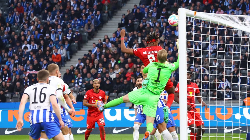 Streit um das 1:0: Der Luftkampf zwischen Mo Simakan und Herthas Keeper Christensen&nbsp;