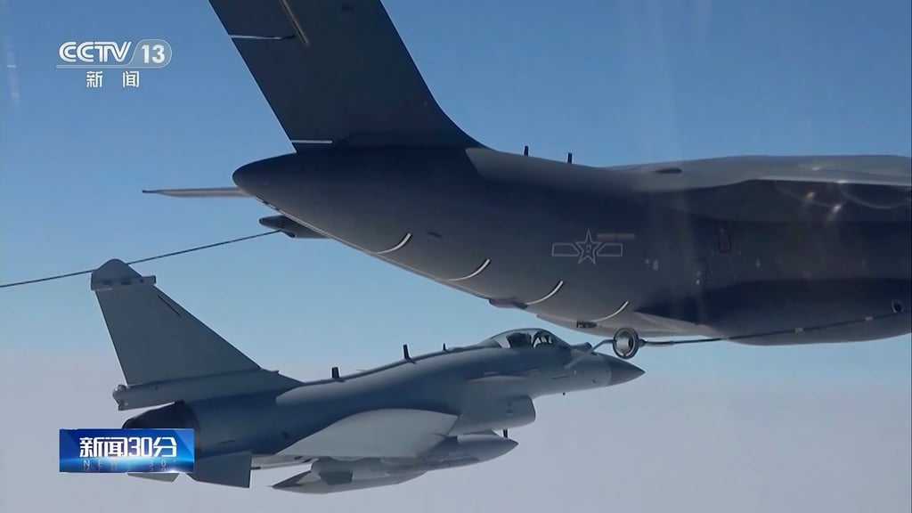 Chinesische Kampfjets bei einem Luftbetankungsmanöver an einem nicht näher bezeichneten Ort.