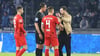 Hertha-Coach Sandro Schwarz debattiert mit Schiedsrichter Deniz Aytekin