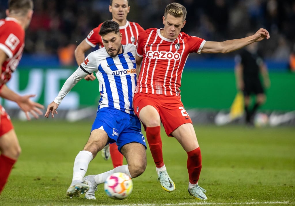 Suat Serdar (l) von Hertha und Matthias Ginter vom SC Freiburg kämpfen um den Ball.