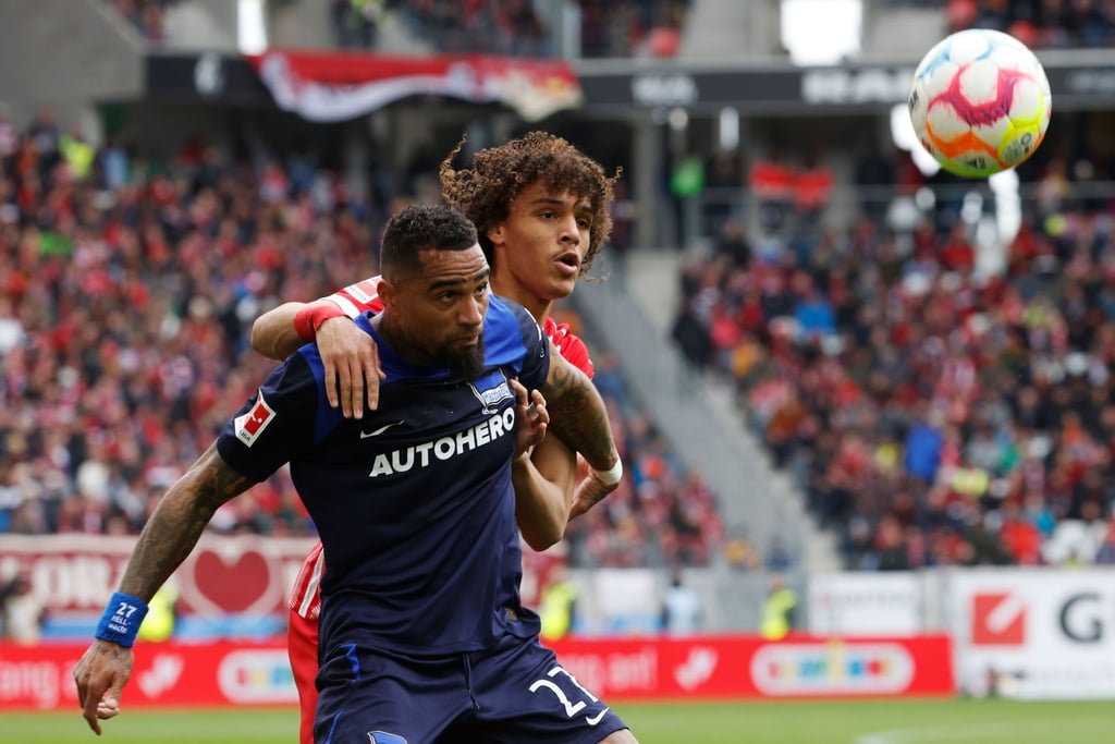 Der Berliner Kevin Prince Boateng (vorne) und der Freiburger Kiliann Eric Sildillia im Zweikampf um den Ball