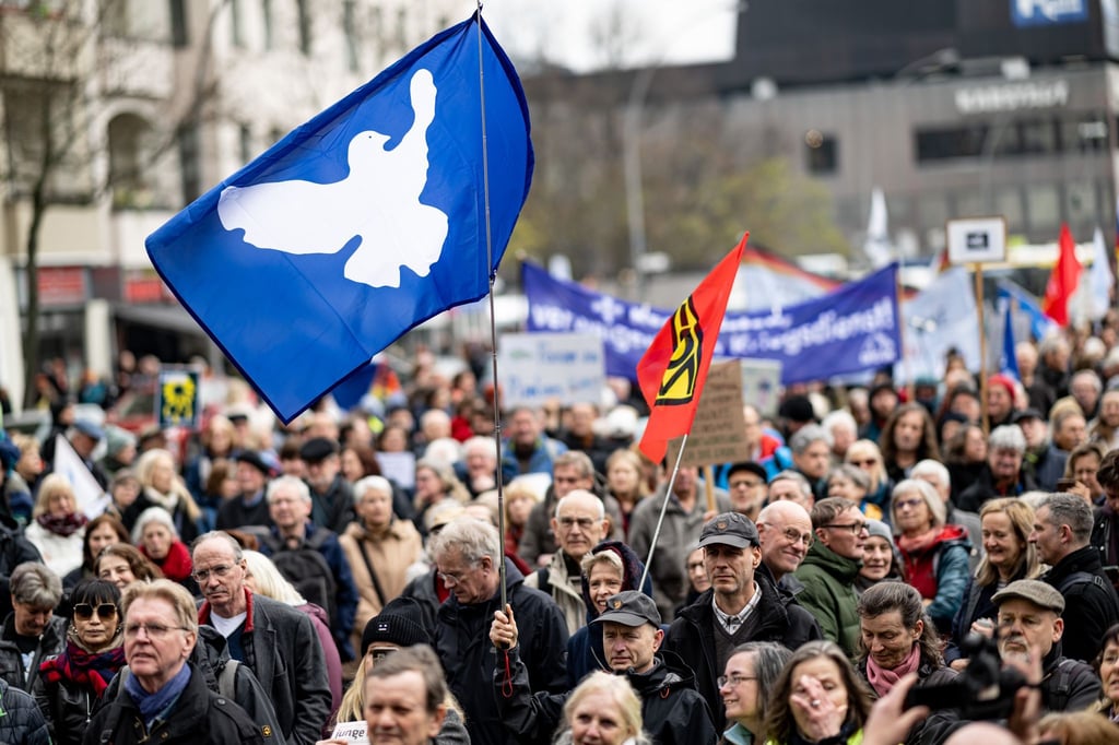 „Den Frieden gewinnen - nicht den Krieg!“: Demonstranten in Berlin mit einer Friedenstaube-Flagge.