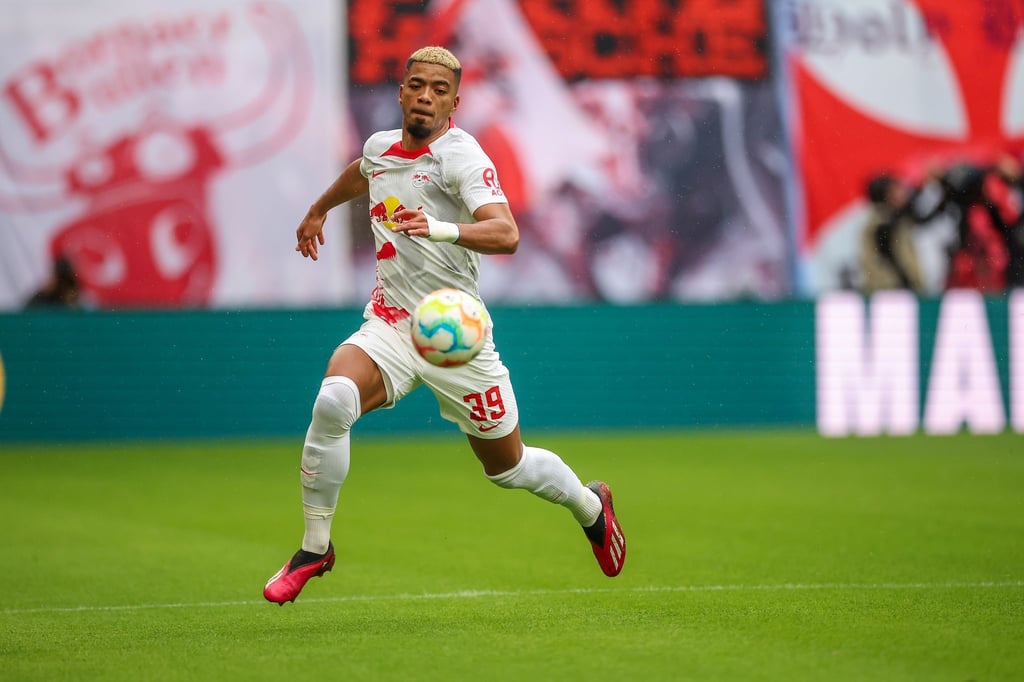 Leipzigs Spieler Benjamin Henrichs am Ball.