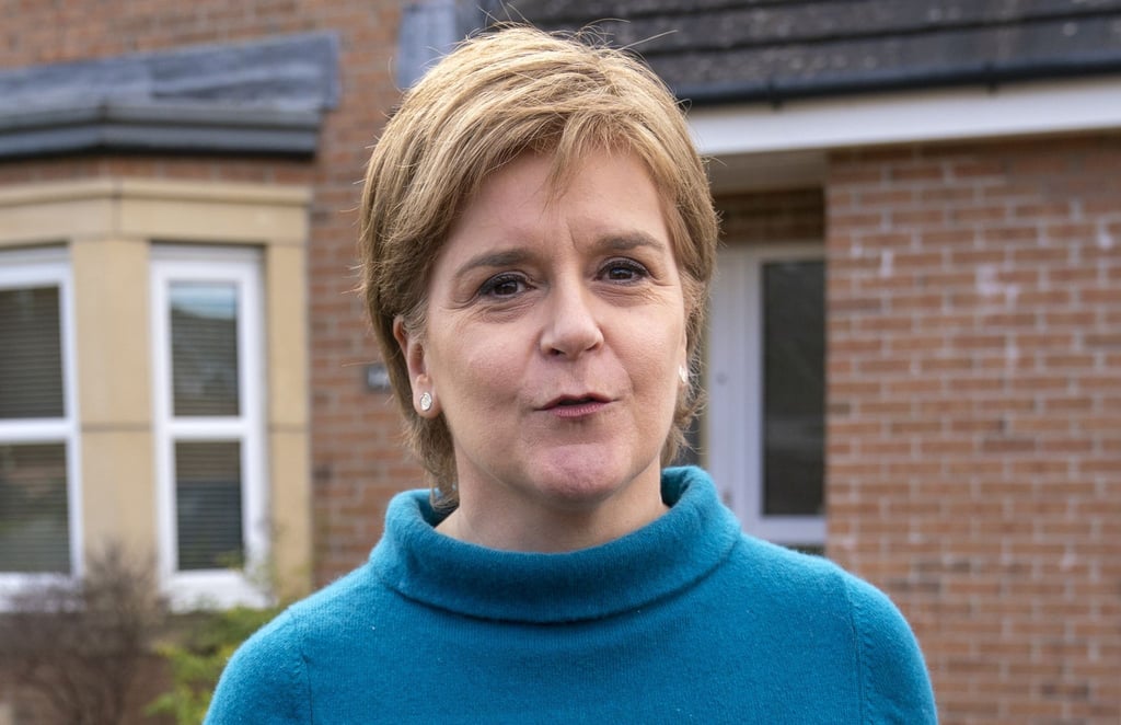 Nicola Sturgeon, die ehemalige Vorsitzende der Scottish National Party (SNP), vor ihrem Wohnhaus in Glasgow.