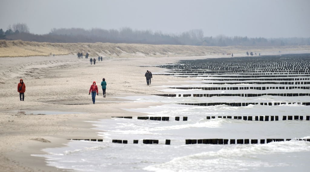 Vereinzelte Spaziergänger am Strand von Wustrow auf dem Darß.