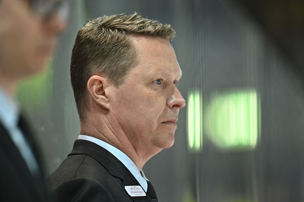 Wolfsburgs Trainer Mike Stewart verliert mit den Grizzlys Wolfsburg in München.