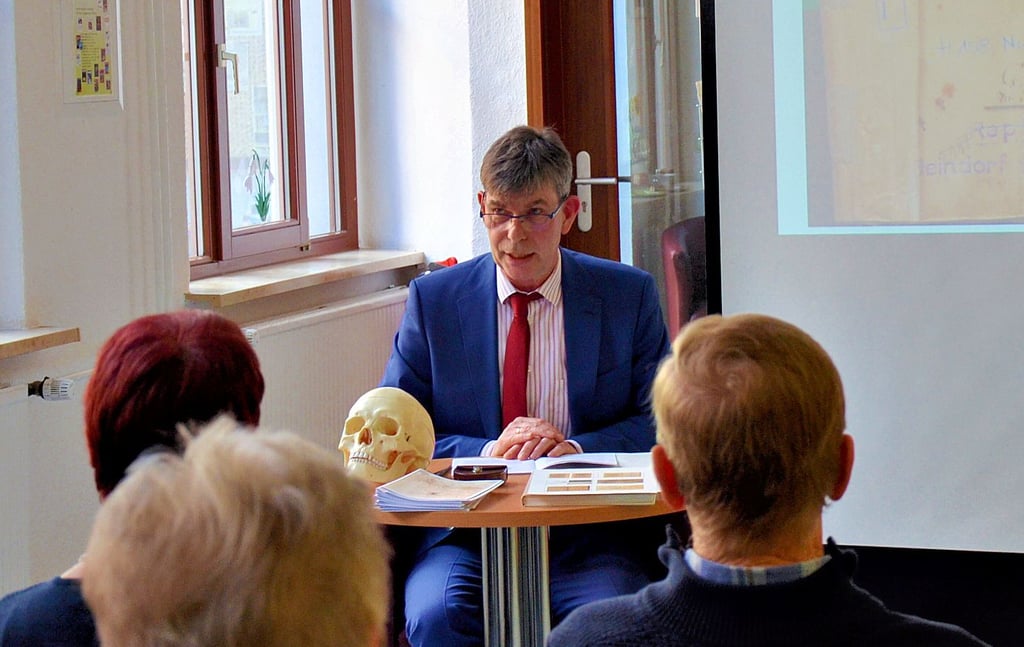 Mario Engelmann vom Kultur- und Heimatverein Peseckendorf bei seinem Vortrag in der Bibliothek Oschersleben.