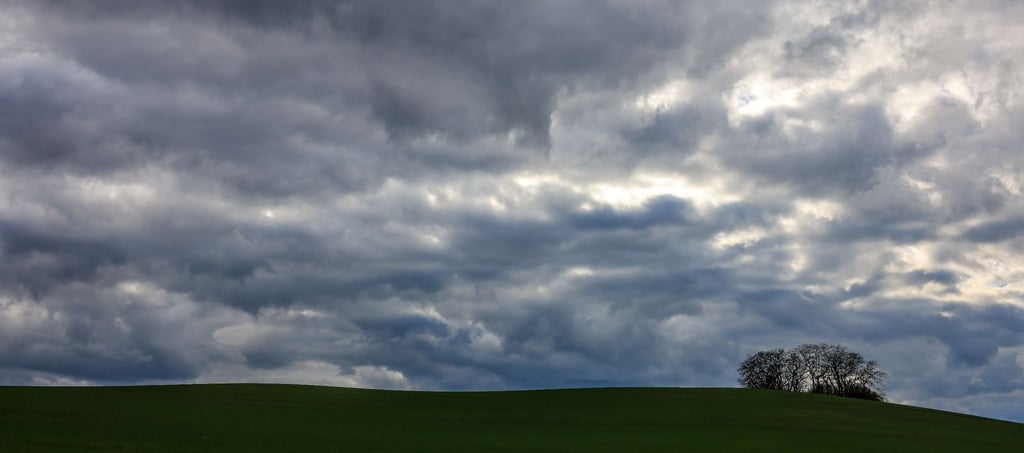 Wolken ziehen bei frischem Wind über die Landschaft von Sachsen-Anhalt.