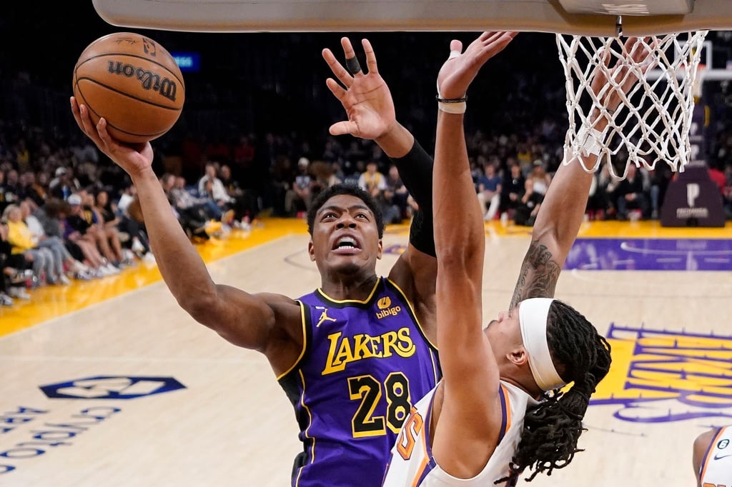 Lakers-Forward Rui Hachimura (l) zieht gegen Phoenix Guard Damion Lee zum Korb.