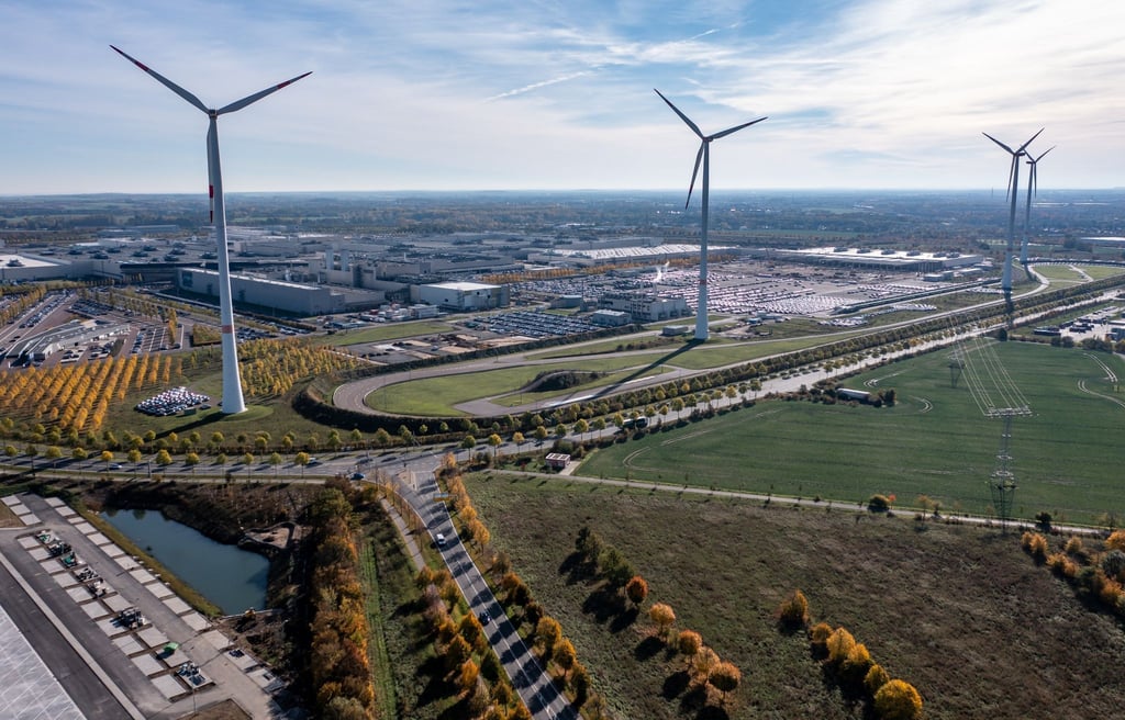 Windräder drehen sich auf dem Gelände des BMW-Werks Leipzig.