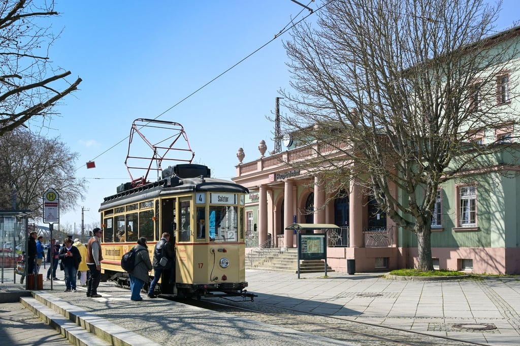 Der historische "Lindner"-Triebwagen von 1928 vor dem Hauptbahnhof.