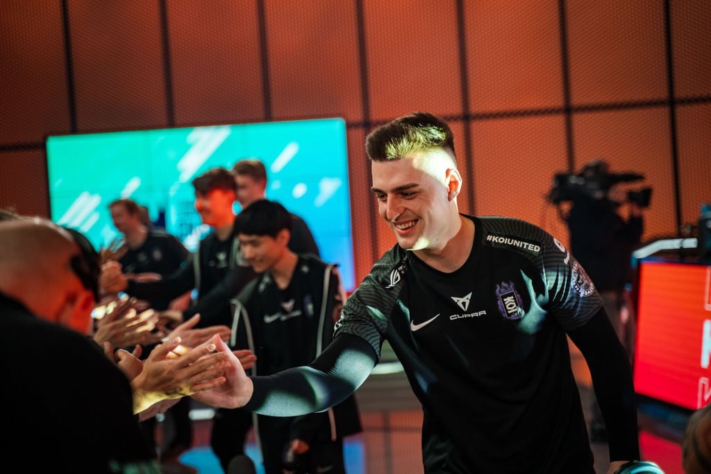 Comp (rechts) hat mit seinem Team Koi mit dem Comeback gegen G2 in der LoL-Liga LEC überrascht.
