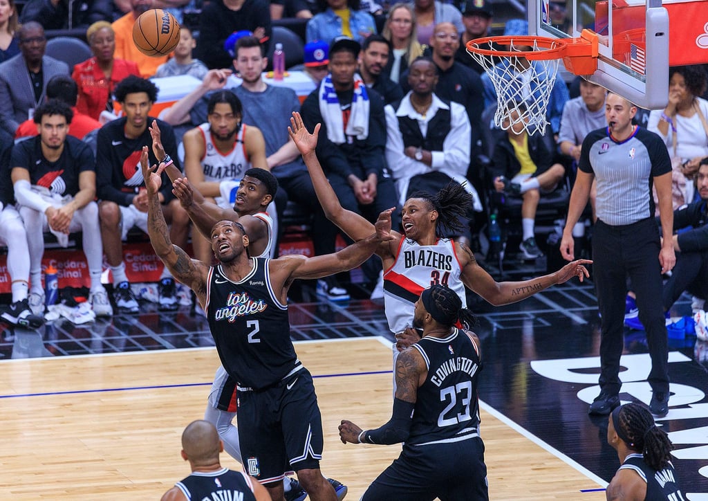 Kawhi Leonard (l,M) von den Los Angeles Clippers kämpft mit Jeenathan Williams (l,hinten) und Jabari Walker (M,hinten) von den Portland Trail Blazers um den Ball.