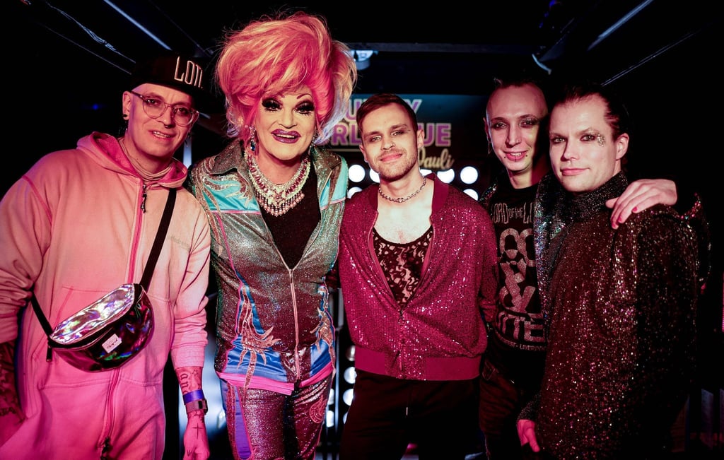 Sänger Chris Harms (l-r) mit der Travestie-Künstlerin Olivia Jones, Gitarrist Pi, Keyboarder Gerrit Heinemann und Bassist Klaas Helmecke in Hamburg.
