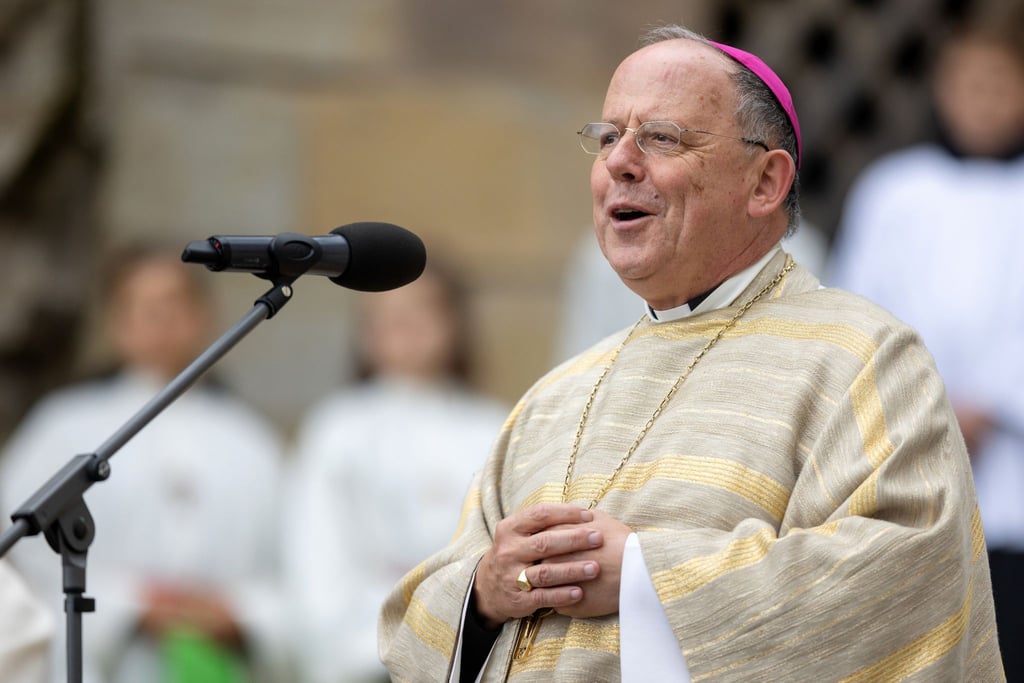 Ulrich Neymeyr, Bischof von Erfurt, spricht bei einem Gottesdienst.