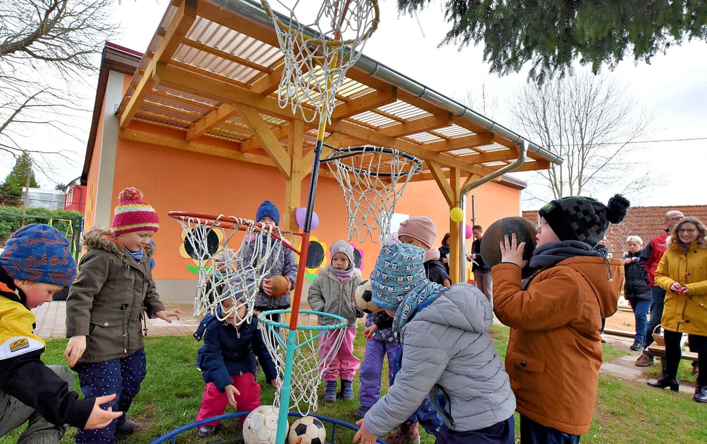 Im Außenbereich der Kita können die Kinder unter anderem Basketball spielen. Im Hintergrund: der neue Unterstand