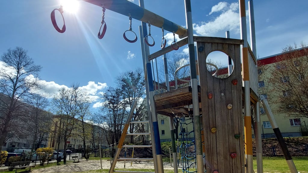 Auf dem Mikado-Spielplatz auf dem Süplinger Berg gibt es Spielespaß für kleine und größere Kinder.