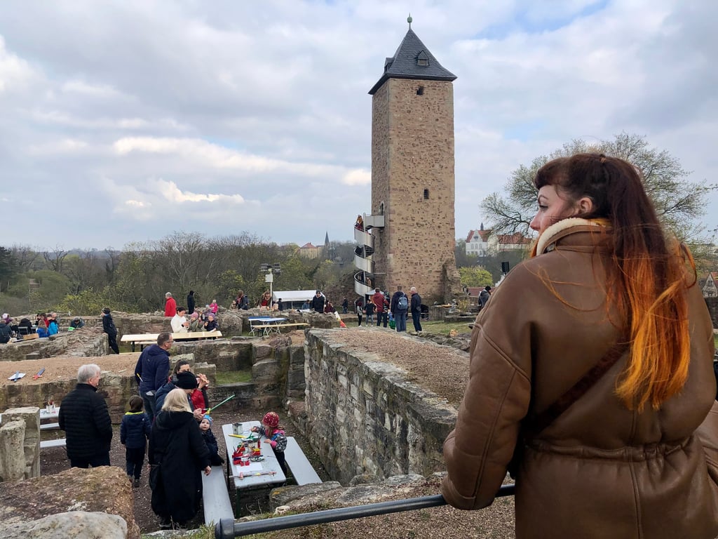 Etliche Besucher haben am Ostersamstag an der Saisoneröffnung auf der Oberburg Giebichenstein mit einem mittelalterlichen Fest teilgenommen.
