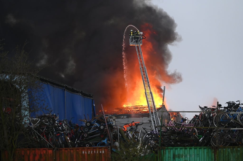 Kampf gegen das Feuer: Feuerwehrleute während ihres Einsatzes in Hamburg-Rothenburgsort.