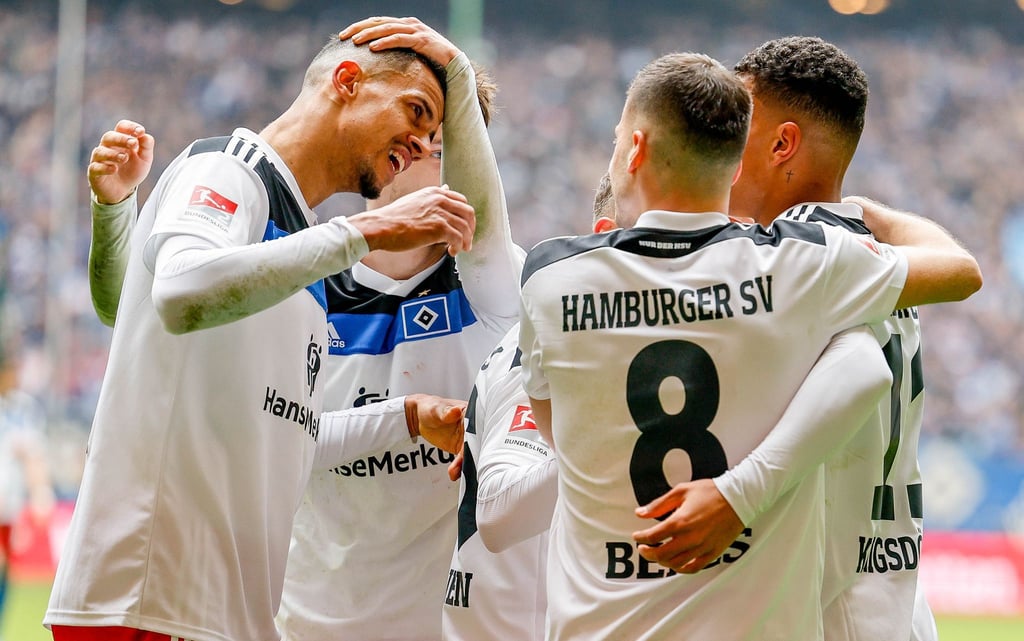 Hamburgs Spieler feiern mit Robert Glatzel (l), Ransford-Yeboah Königsdörffer (rechts verdeckt) für den Treffer zum 5:1.