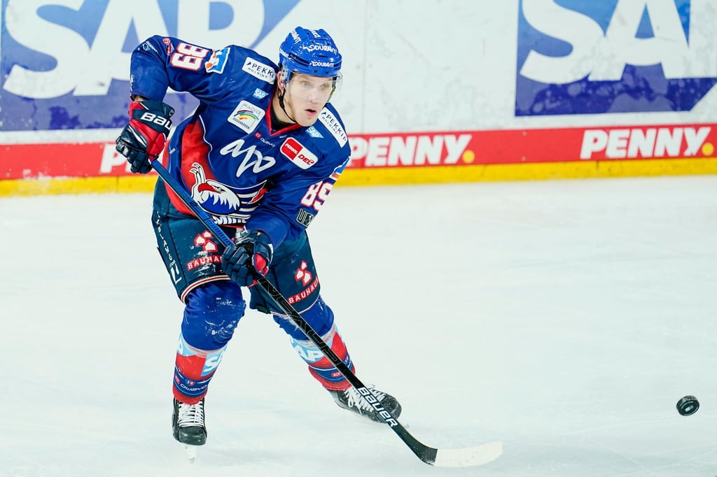 Eishockey-Nationalstürmer David Wolf kann nach seiner Sperre am Montag im sechsten Playoff-Halbfinale wieder für die Adler Mannheim mitwirken.