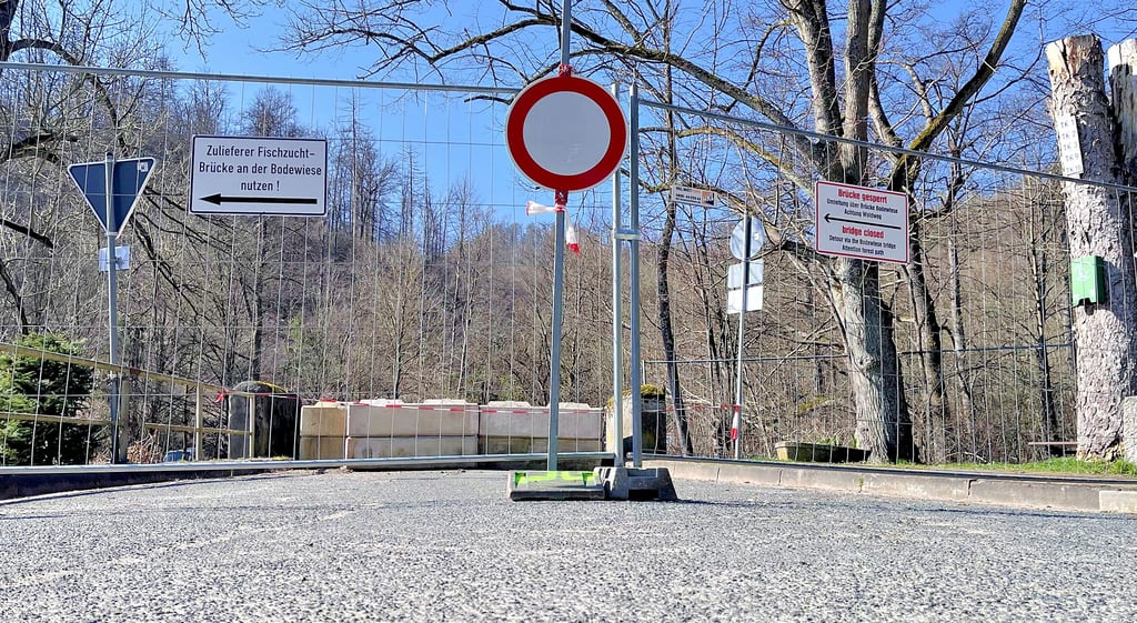 Die Brücke war bis Februar noch für Fußgänger und Pkw geöffnet. Nun versperren Zäune den Weg.