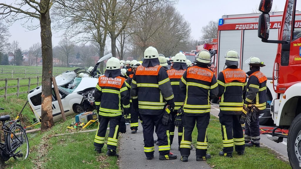 Ein verunfallter Pkw liegt nach einem Unfall an einem Baum. Ein Autofahrer ist bei Alfhausen (Landkreis Osnabrück) gegen einen Baum geprallt und ums Leben gekommen.