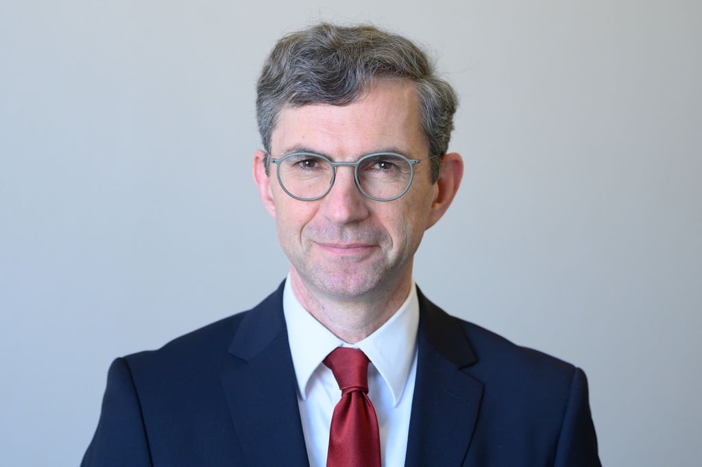 Leon Ross, Präsident des Oberlandesgerichts Dresden, steht im Ständehaus.