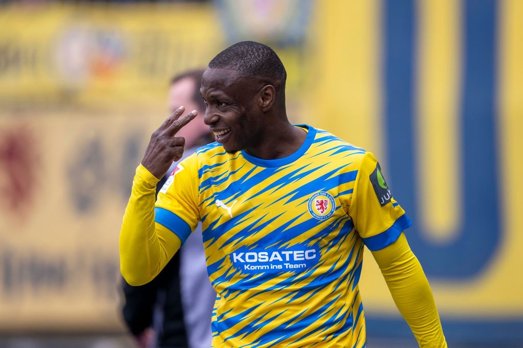 Braunschweigs Anthony Ujah jubelt nach seinem Tor zum 1:0.