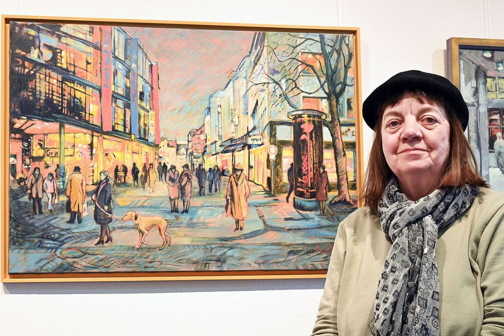 Gisela Weiß vor ihrem Bild „City-Graf“. Die Braunschweigerin stellt in der Magdeburger Galerie Himmelreich bis 5. Mai 2023 aus.