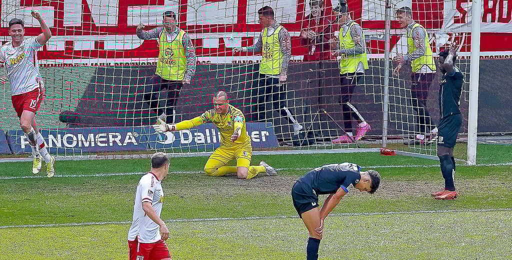 Daniel Heber, Daniel Elfadli und FCM-Torhüter Dominik Reimann (v. r.) ärgern sich über den skurrilen und deshalb so bitteren 1:1-Ausgleich.