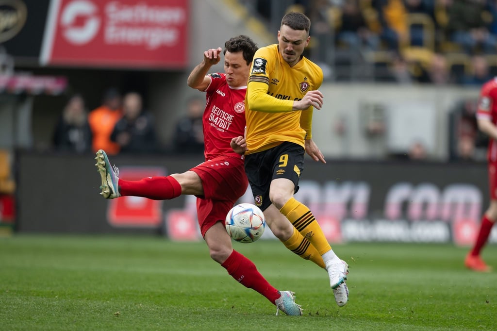Dynamos Dennis Borkowski (r) im Angriff gegen Essens Clemens Fandrich.