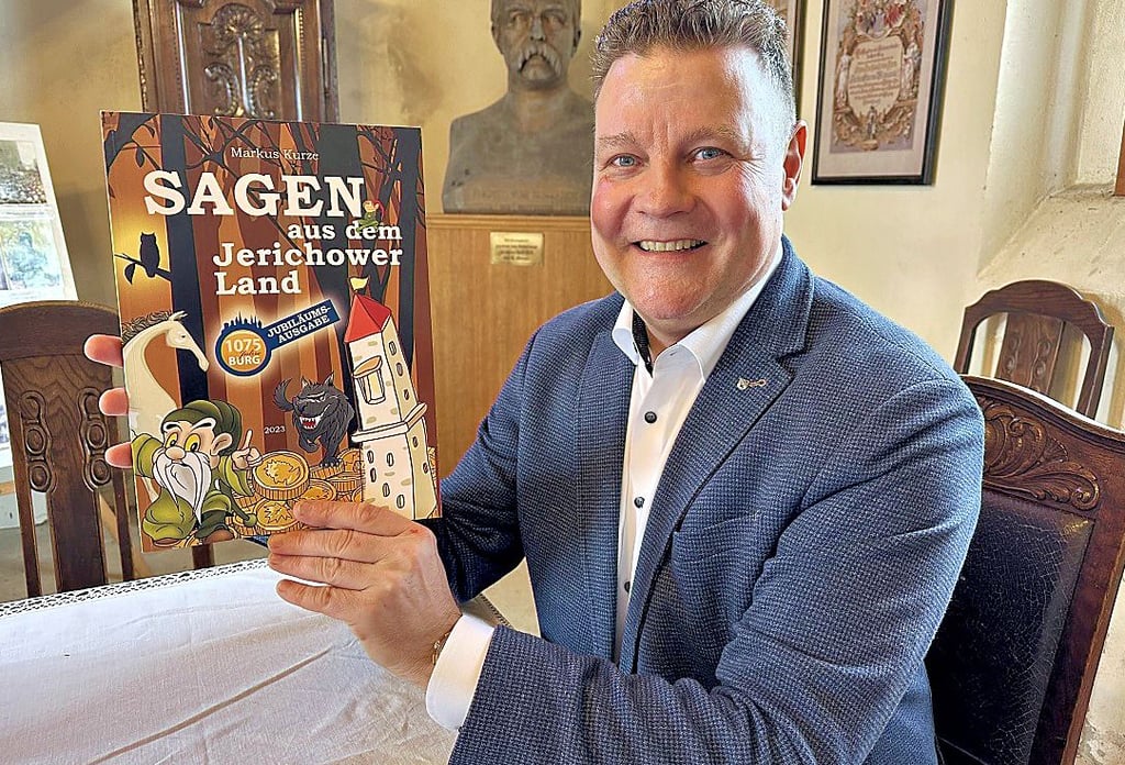 Markus Kurze zeigt im Burger Bismarckturm das erste Heft seiner Neuauflage von „Sagen aus dem Jerichower Land“.