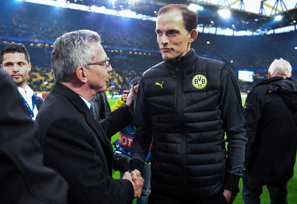2017: Thomas Tuchel (r) gibt vor dem Spiel Bundesinnenminister Thomas de Maizière (CDU) die Hand.