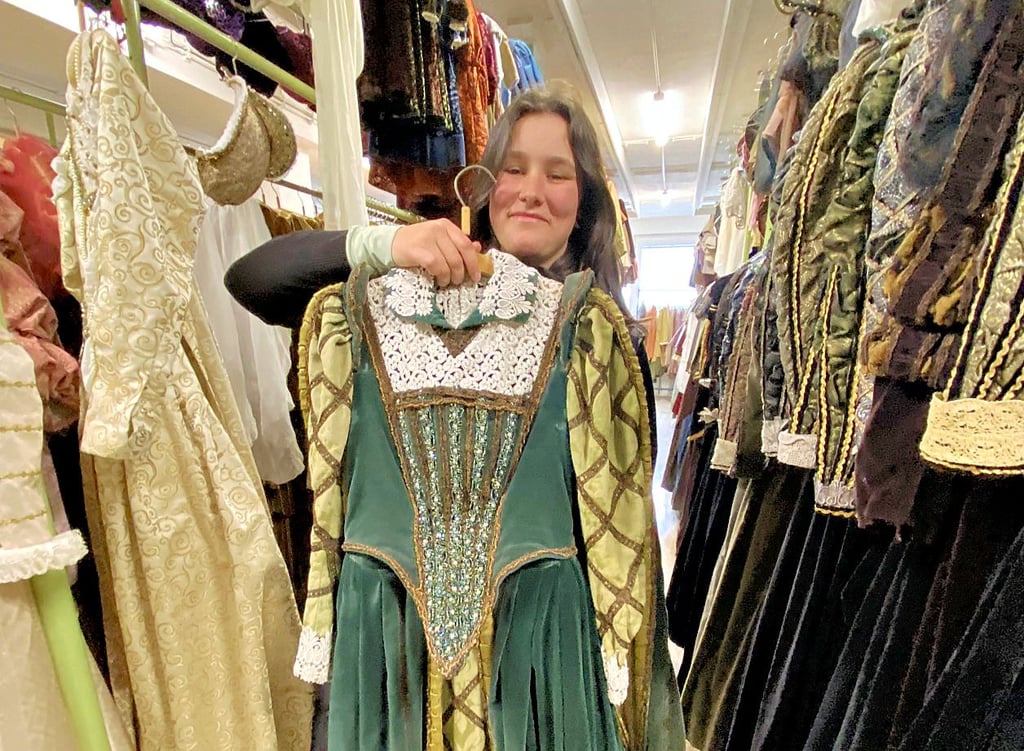 Eine Mitarbeiterin präsentiert ein paar schicke Barockkleider aus dem riesigen Kostümfundus der Barrandov-Studios.