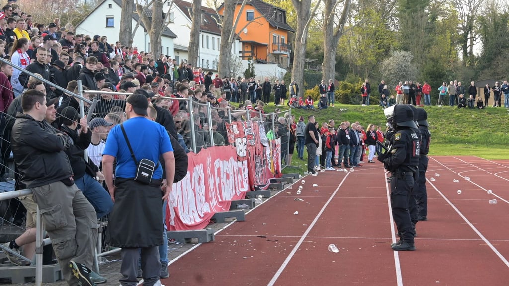 Polizei vor dem HFC-Fanblock im Stadtstadion von Weißenfels.