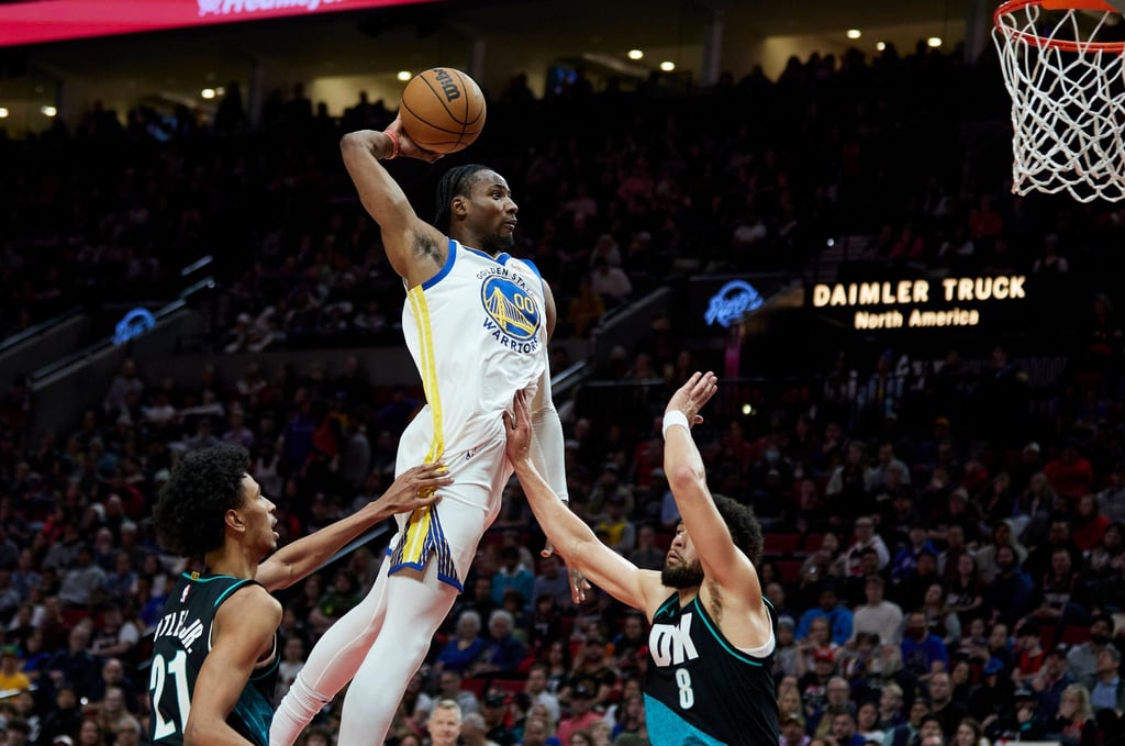 Golden State Warriors Jonathan Kuminga (M) überspringt Portland Trail Blazers John Butler Jr. (l) und Skylar Mays.