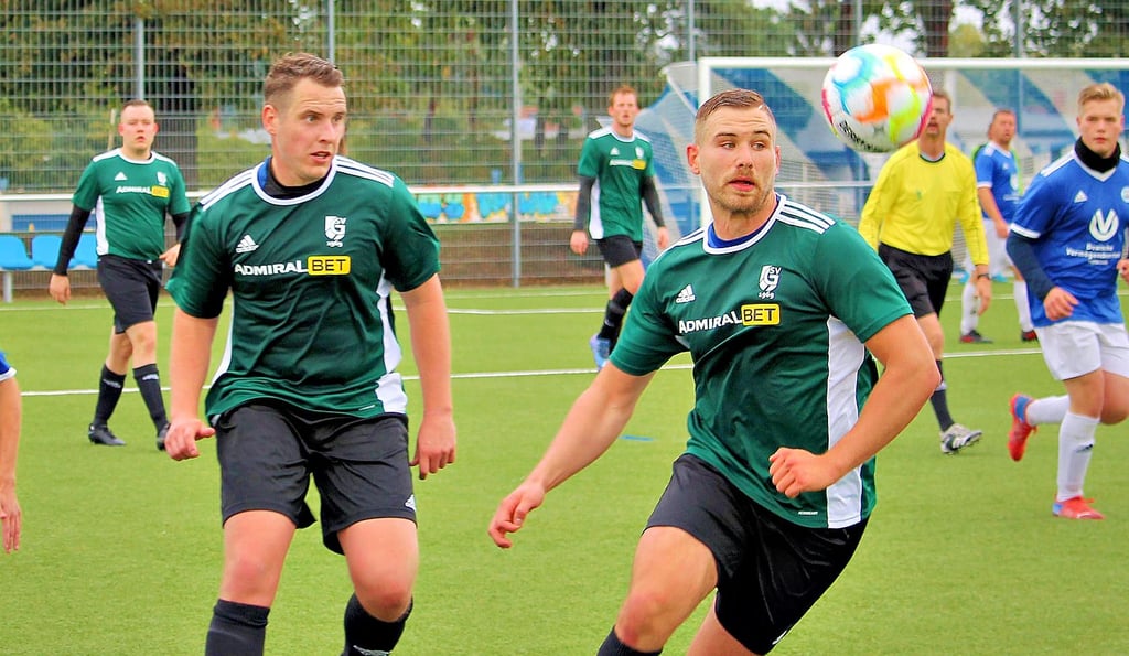 Lukas Segbers (r.) landete mit Fortschritt Garitz den erhofften ersten Sieg der Rückrunde. Nach umkämpftem Spiel sprang ein 2:1-Erfolg in Kochstedt heraus.