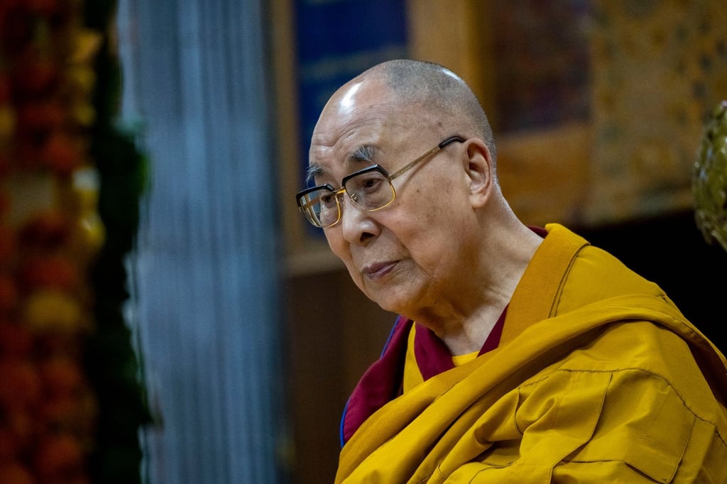 „Seine Heiligkeit neckt oft Leute, (...) sogar in der Öffentlichkeit und vor Kameras“: Dalai Lama.