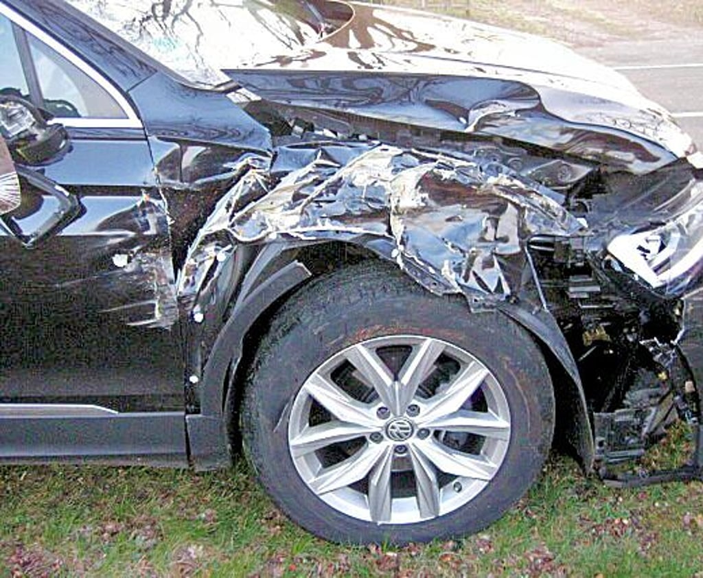 Ein VW Tiguan kam am Ostermontag zwischen Schrampe und Arendsee im Nebel von der Straße ab. Die Polizei schätzt den Schaden auf etwa 9000 Euro.