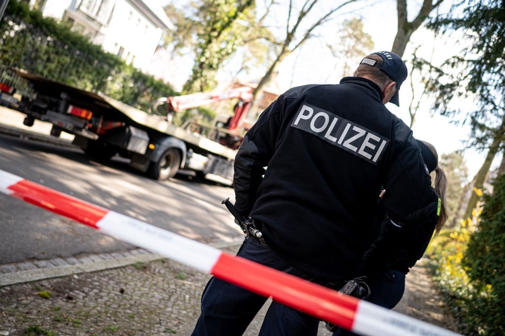 Mitarbeiter der Berliner Polizei haben in Berlin-Grunewald einen Tatort abgesperrt.